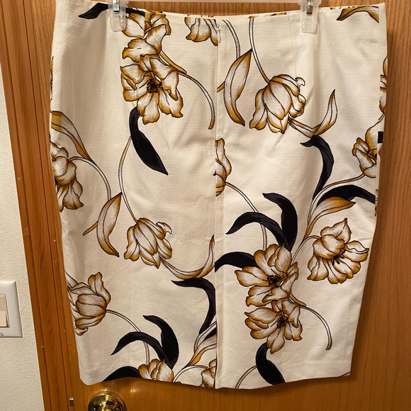 New with tags! White House black market size 14 floral cream pencil skirt - Picture 2 of 4
